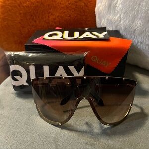 New Quay Australia “On Set” Brushed Gold Frame/Camel Gradient Unisex Sunglasses